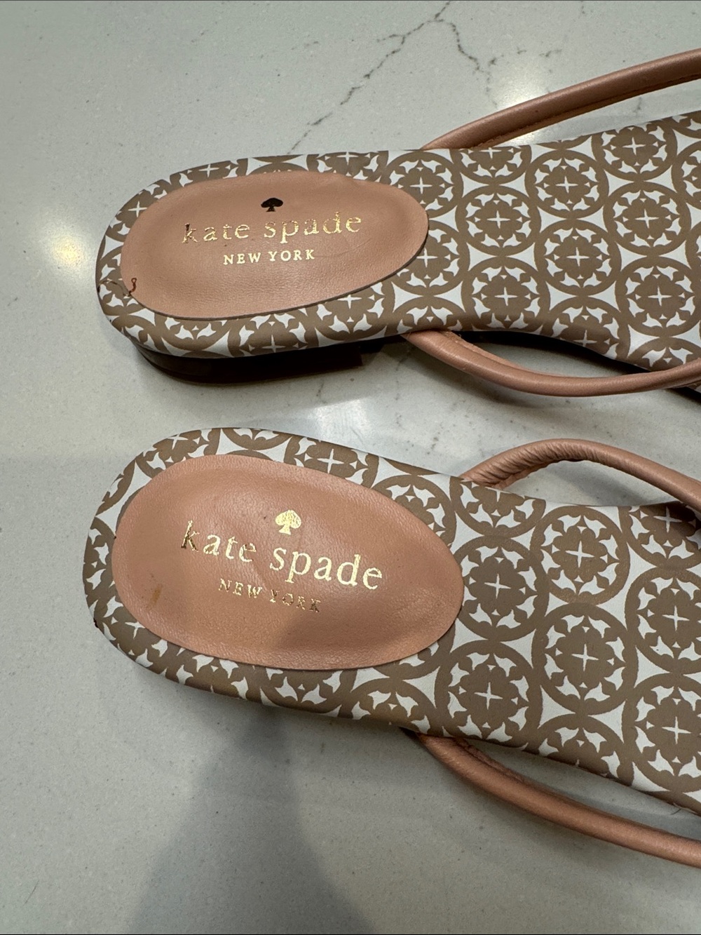 Kate Spade Blush Pink Bow Thong Sandals with Patterned Footbed Charm Sz8.5 - Picture 3 of 6